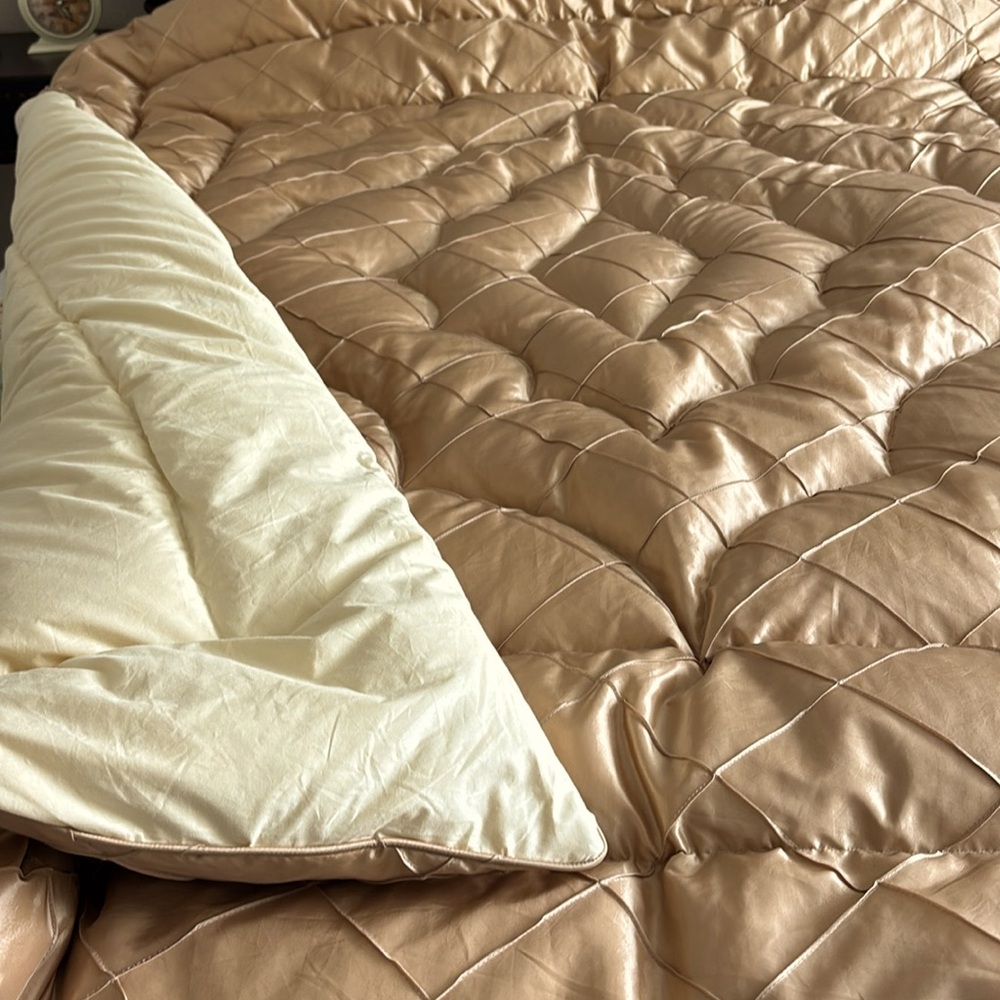 Authentic New Zealand queen size Eiderdown.